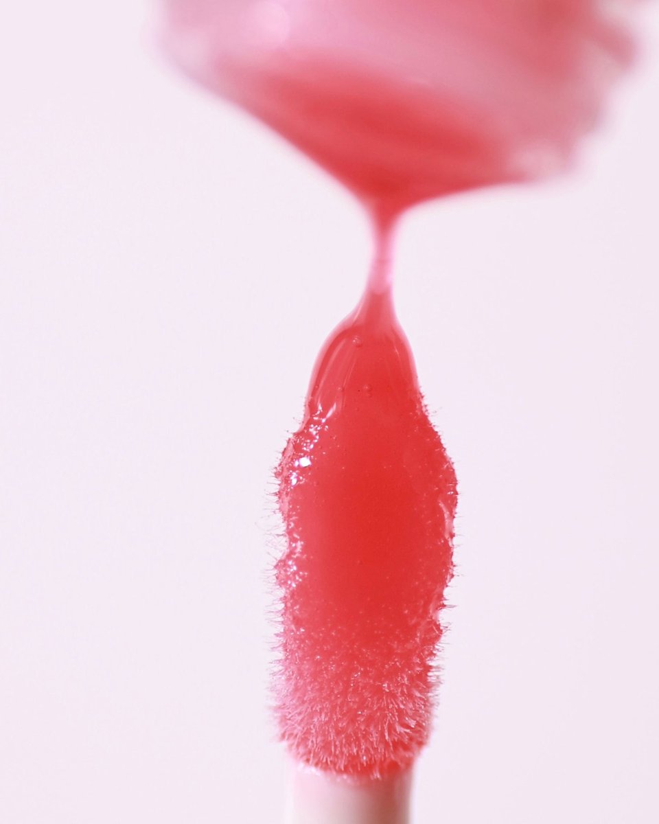 ♡ this juicy shade shade is truly a treat… guess which shade of #essentialdrip glossy balm she is below 🧚‍♂️ ✩ strawberry soda ✩ cherry cola ✩ skinny dripped ✩ shirley ✩ juicebox ✩ hocus cocoa