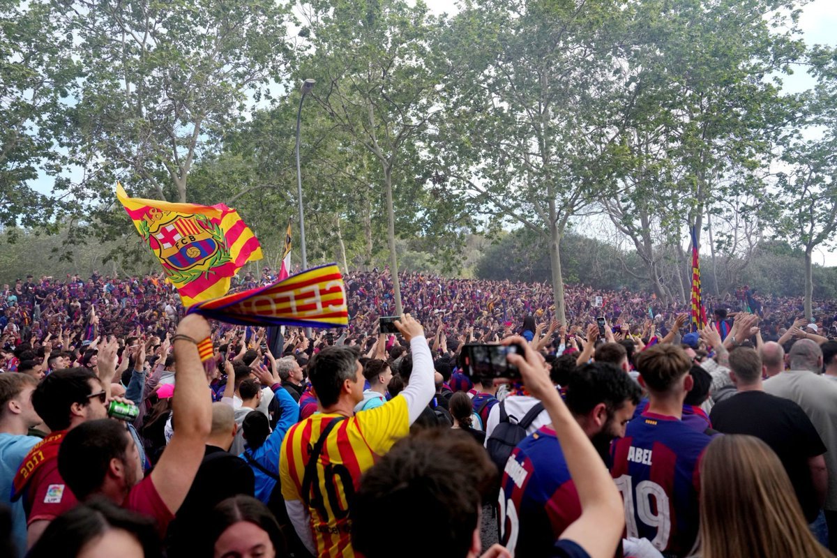 Torcedores do Barcelona antes do confronto com o PSG (Foto: X/Divulgação)