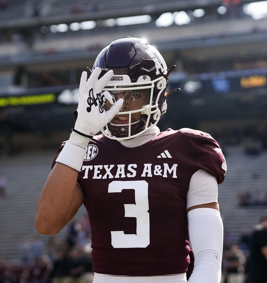 I will be on a unofficial visit at Texas A&M this weekend 👍🏼@AggieFootball @laurentm99 @CoachBufordJ @CoachMikeElko @Seguin_Football @CoachErnGarcia @DaileyCraig