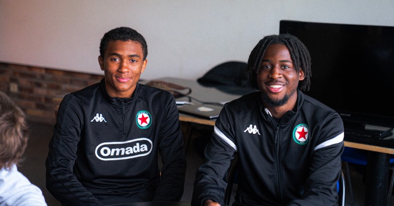 RedStarFC's tweet photo. LAB Cinéma, Jour 2 🎬 En vue du concours 2024 de Filme L'Avenir, les jeunes U17 et U18F du @RedStarFC, accompagnés par 2 joueurs du groupe pro, ont commencé à rédiger les premiers éléments de leur court métrage ! #RedStarLAB

📸 by djo rea https://t.co/XIWlsmSf1x