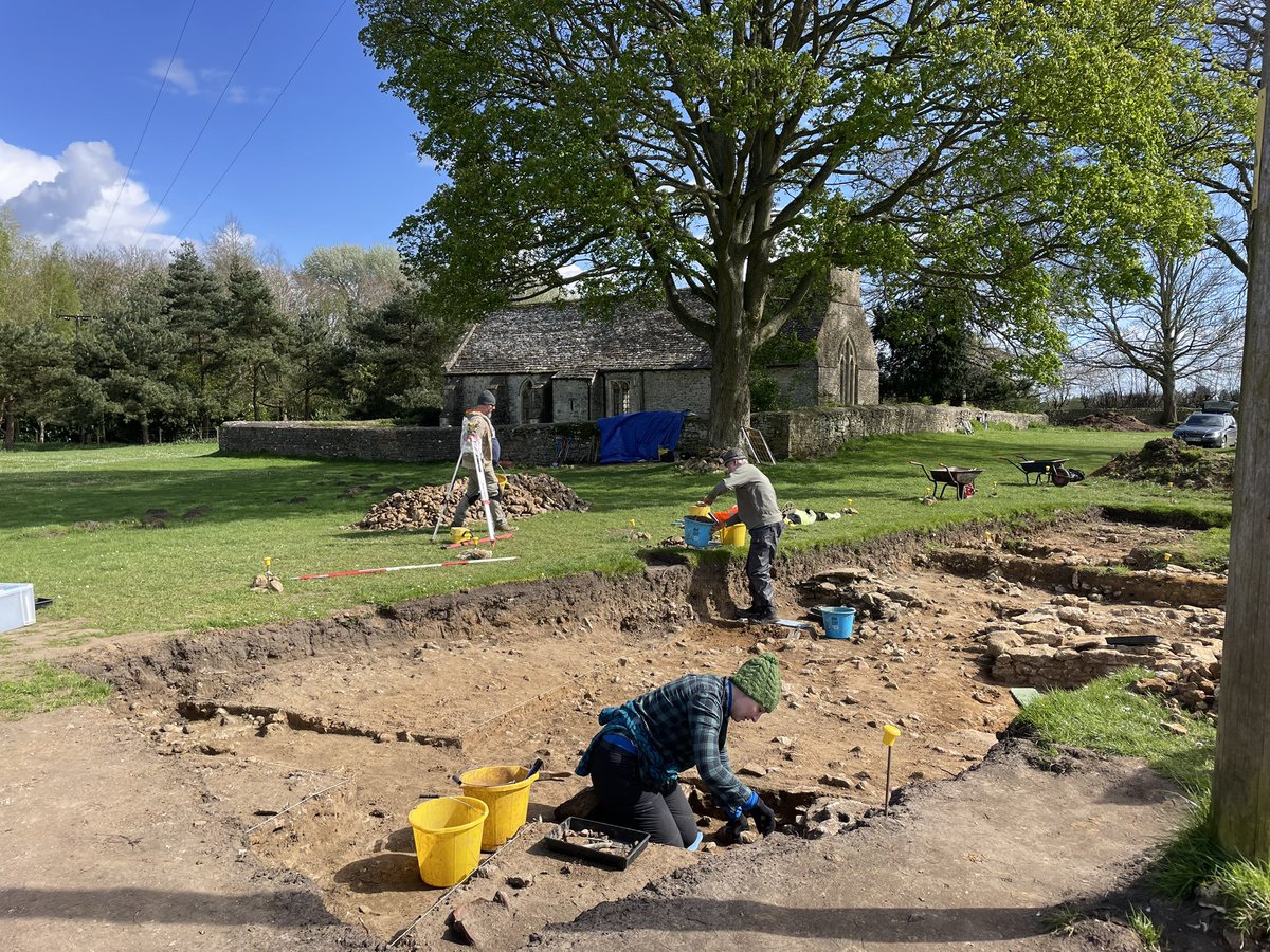 Really pleased to welcome week 2 fieldschool students from @OxfordConted and elsewhere. And welcome back to this week’s volunteers! #archaeology #digdiary