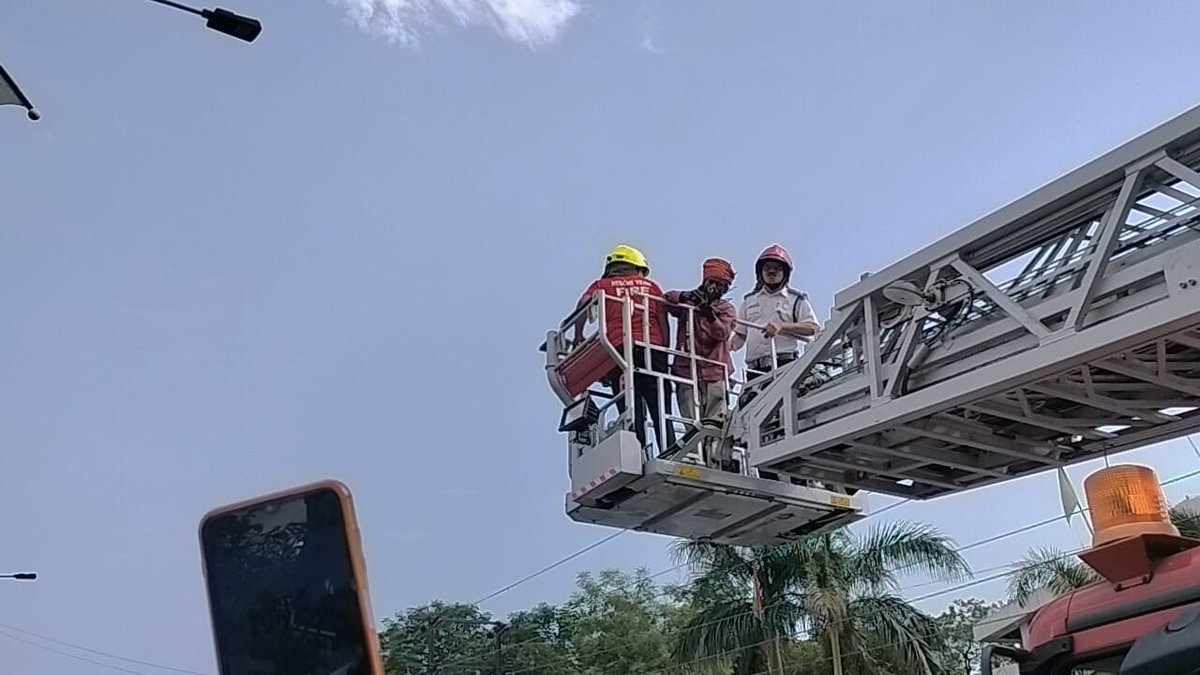 ngpnmc's tweet image. मनपाच्या सुगत नगर केंद्र अंतर्गत येणाऱ्या कळमना रोड ऑटोमोटिव्ह येथे मोबाईल टॉवरवर चढलेल्या एका मनोरुग्ण व्यक्तीला #TTL लॅडरच्या साह्याने सुखरूप खाली उतरविण्यात आले.
.

.
.
#NMC #Nagpurcity #help #fire #firemachine #help