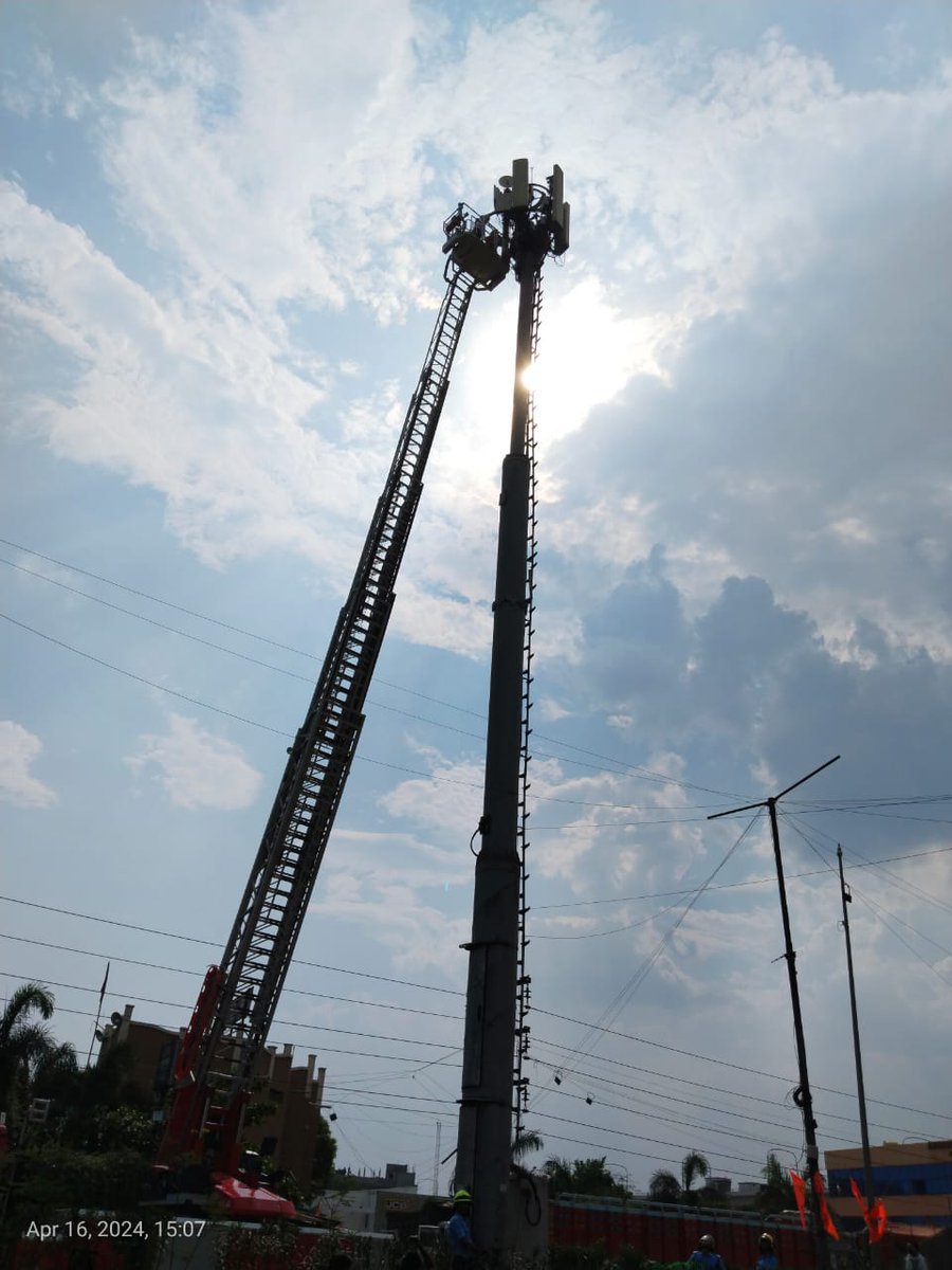 ngpnmc's tweet image. मनपाच्या सुगत नगर केंद्र अंतर्गत येणाऱ्या कळमना रोड ऑटोमोटिव्ह येथे मोबाईल टॉवरवर चढलेल्या एका मनोरुग्ण व्यक्तीला #TTL लॅडरच्या साह्याने सुखरूप खाली उतरविण्यात आले.
.

.
.
#NMC #Nagpurcity #help #fire #firemachine #help