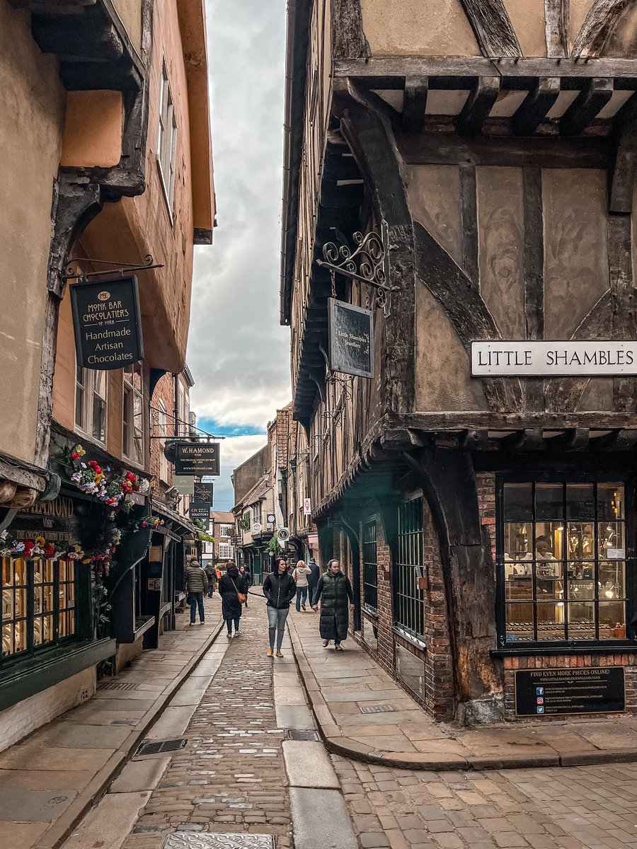 The blue sky was trying to come out this morning… also a very quiet day in York today 🙌🏼 📍The Shambles, York, UK #visityork #yorkshire
