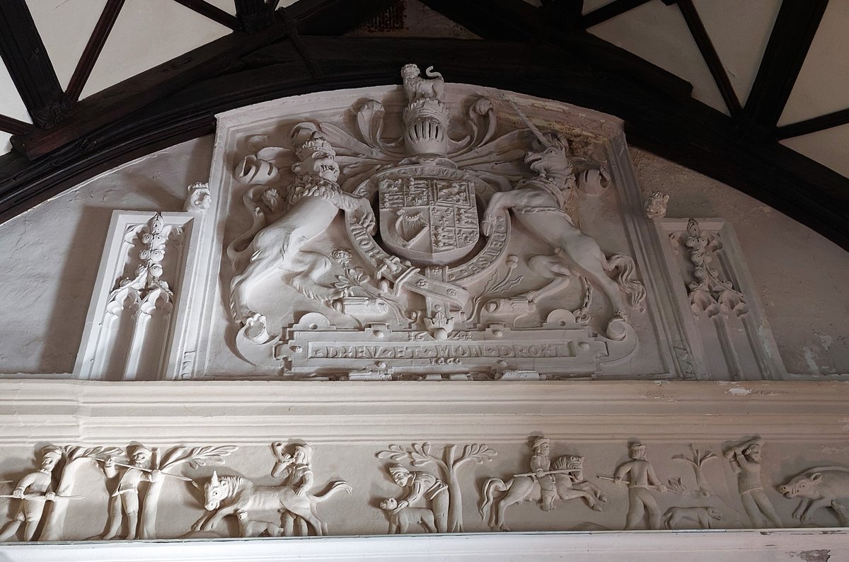 #ReliefWednesday Frieze w hunting scenes runs all round St Michael's Mount's dining hall, 'Chevy Chase'. Name+subject relate to 1388 English/Scots battle. Curiously, Parliamentarian owner John St Aubyn added royal coat of arms dated 1660 to mark return of monarchy w Charles II.