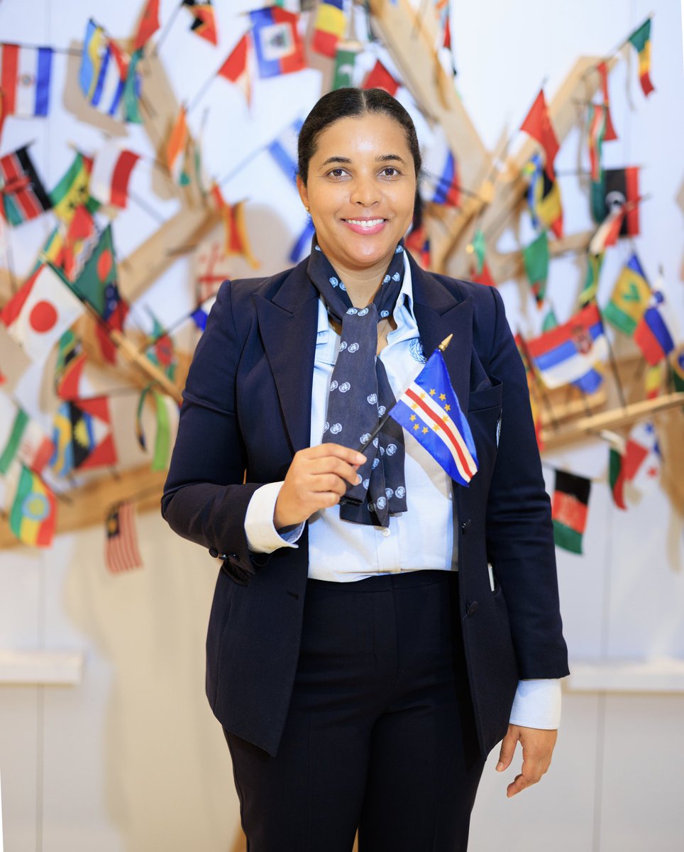 This #TourTuesday, meet @UN tour guide Gerusa (#CaboVerde 🇨🇻). She holds a Bachelor's degree 👩🏻‍🎓📜 in foreign languages & a Master of Science in Romance Languages. Gerusa is fluent in #Capeverdean, #Portuguese, & #Spanish! Meet her on a guided tour today! #VisitUN