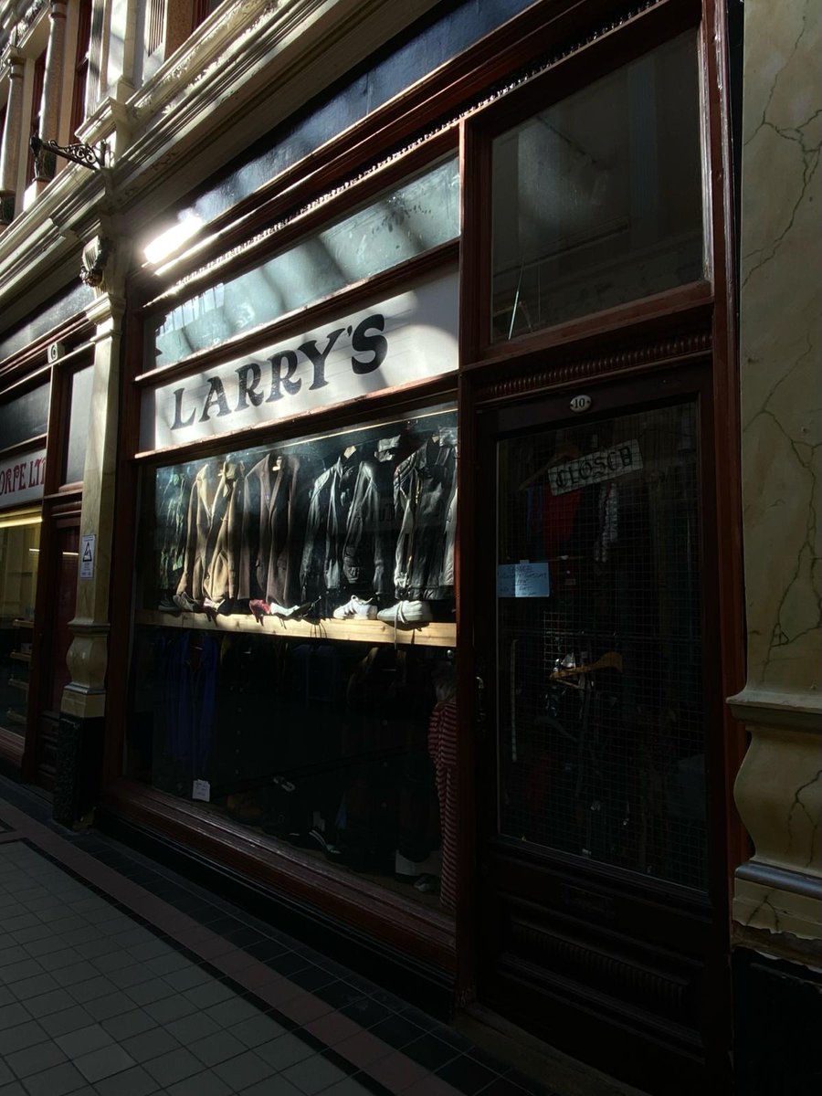 This wonderful photo of #Larrys - which has been here in the Arcade for over 30 years - was taken by our very own ace photographer @thebobbybeasley at closing time today 🌠📷🌠