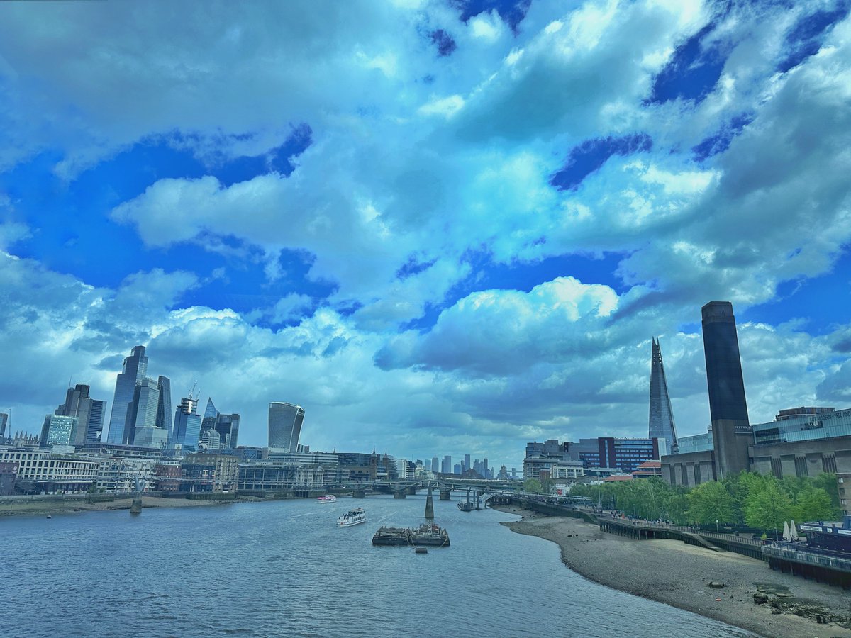 Looks like London sent its clouds packing to Dubai, while the UK enjoys a rare sunny day! ☀️ Can we order this weather exchange on repeat? 😂 #TOKEN2049 #TOKEN2049Week