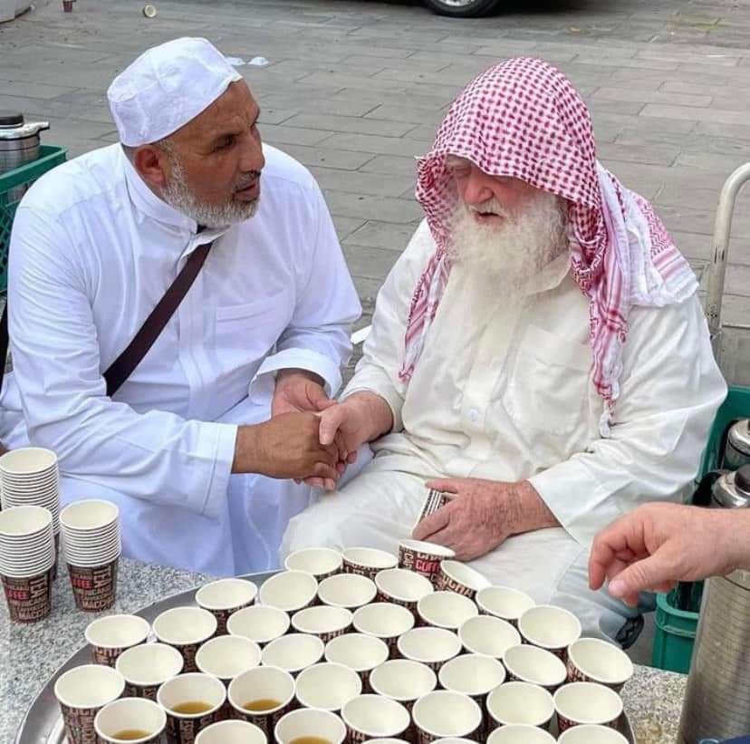 KhaleejMag's tweet photo. The death of Sheikh Ismail Al-Zaim Abu Al-Sabaa, at the age of 96 years. He was known for his charitable work &amp; for distributing tea, coffee &amp; dates to pilgrims and Umrah performers daily for free in Medina for more than 40 years.

اِنّا لِلّهِ وَاِنّا اِلَيْهِ رَاجِعُون https://t.co/KLPbMo2Jn5