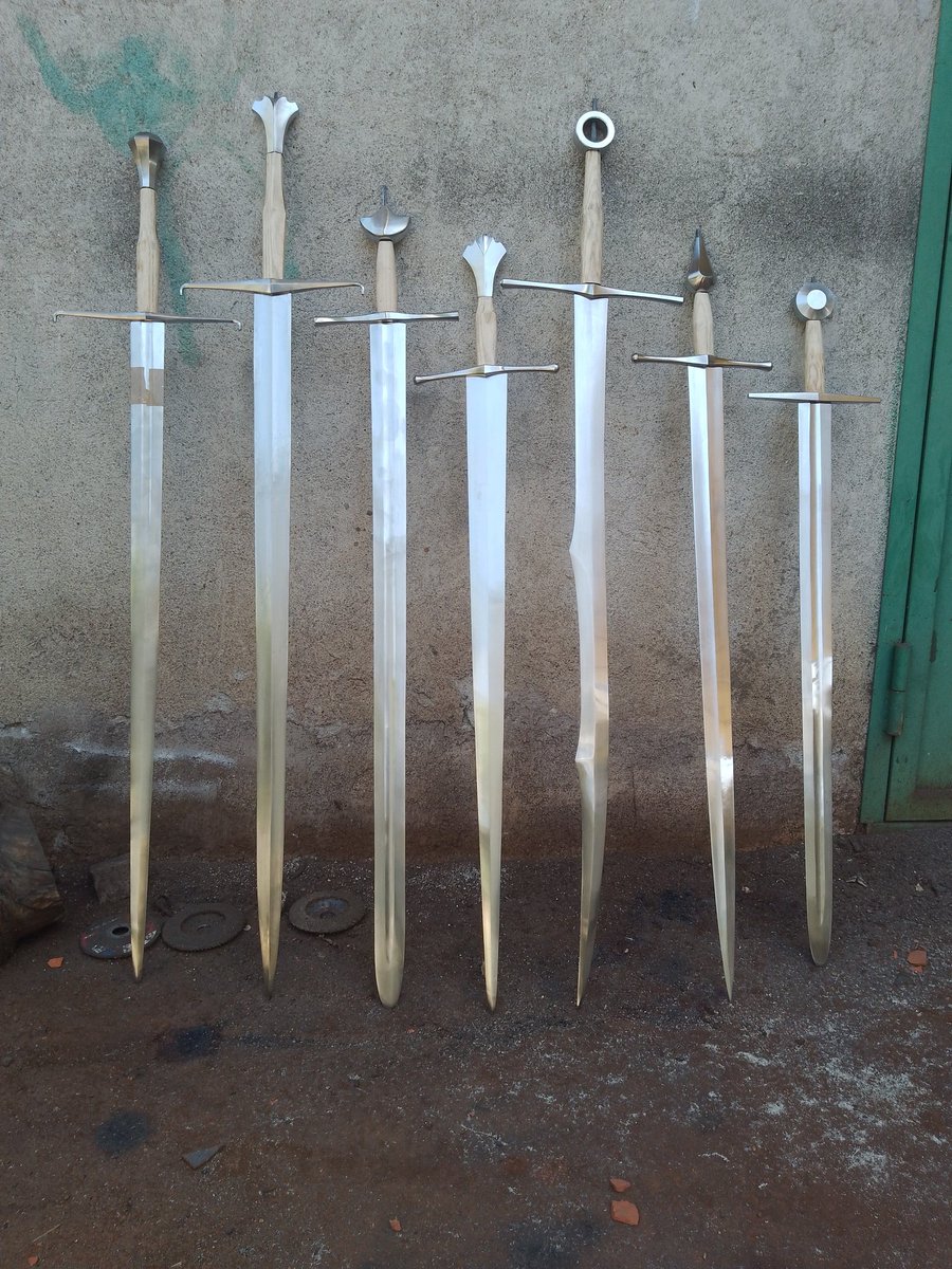 And there you have them 
7 swords to be finished, ideally, this week.
Tomorrow I'm Peening them and then is leatherwork until they are done.