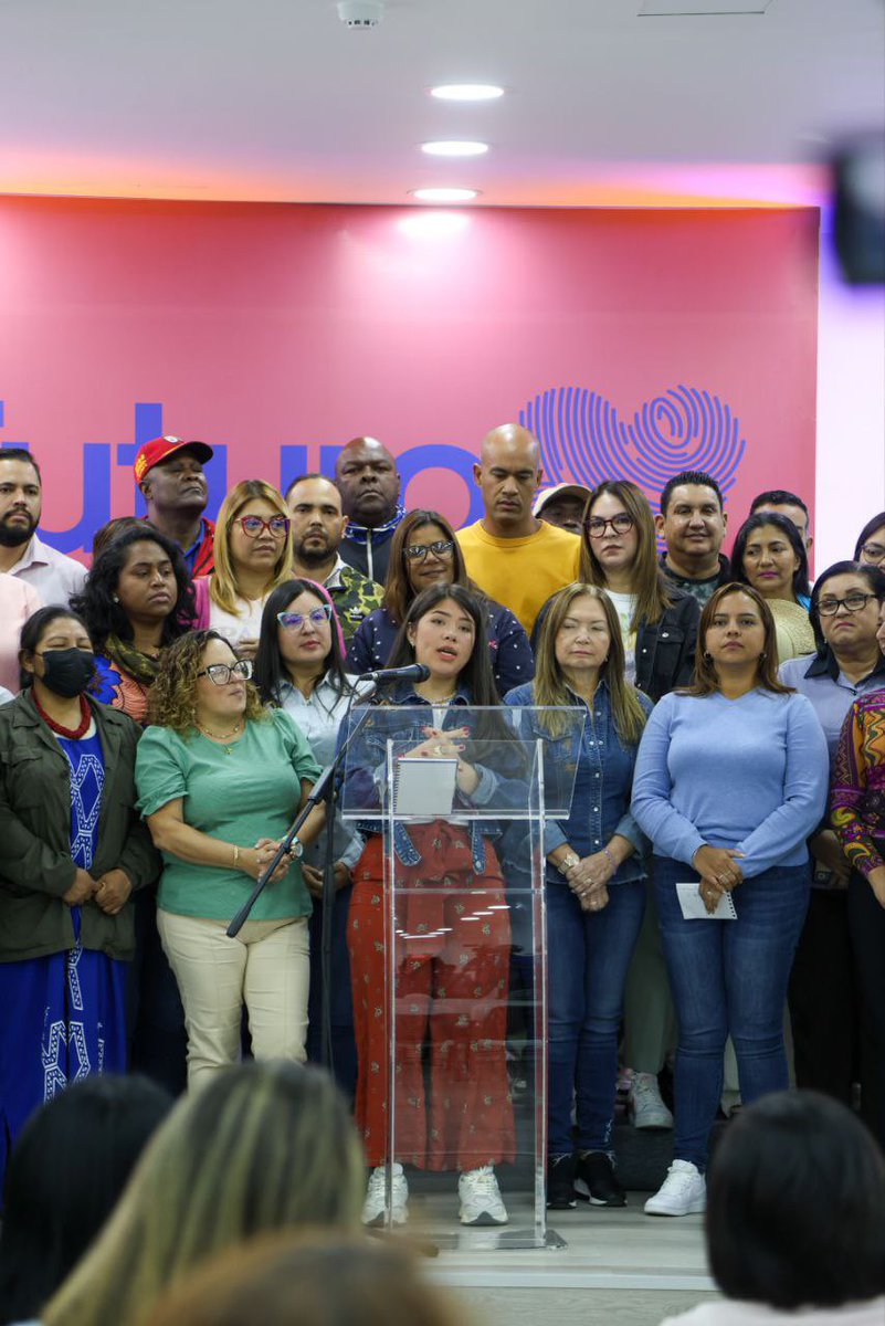 MayerlinArias17's tweet photo. Realizamos nuestra reunión de voluntarios y voluntarias por el Futuro de Venezuela. Servicios públicos , educación , economía salud son los grandes temas que debemos abordar por nuestro bienestar debemos hacerlo juntos con voluntad. #QueLoSepaElMundo https://t.co/V4lfqpTCXJ