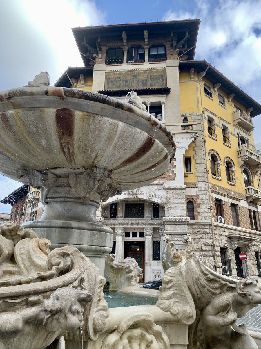 newyorker01's tweet photo. Udite udite: il quartiere Coppedè compie cento anni. Progettato e realizzato tra il 1915 e il 1927 dall’architetto Gino Coppedè, la Galleria SpazioCima rende omaggio con mostre, concerti e spettacoli, all’eclettico quartiere che sorge tra via Salaria e via Nomentana. https://t.co/xYoOe2NL5u
