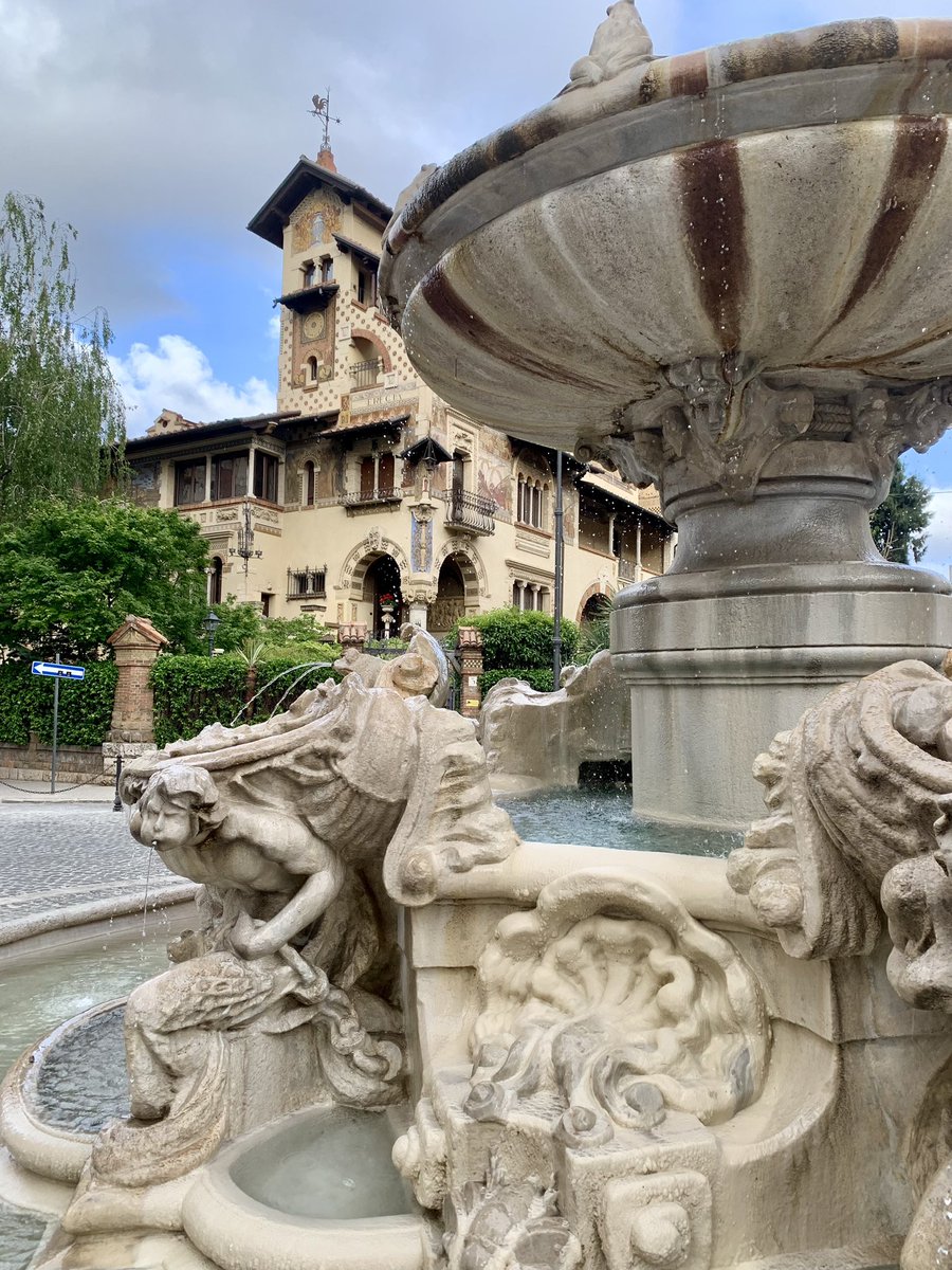 newyorker01's tweet photo. Udite udite: il quartiere Coppedè compie cento anni. Progettato e realizzato tra il 1915 e il 1927 dall’architetto Gino Coppedè, la Galleria SpazioCima rende omaggio con mostre, concerti e spettacoli, all’eclettico quartiere che sorge tra via Salaria e via Nomentana. https://t.co/xYoOe2NL5u