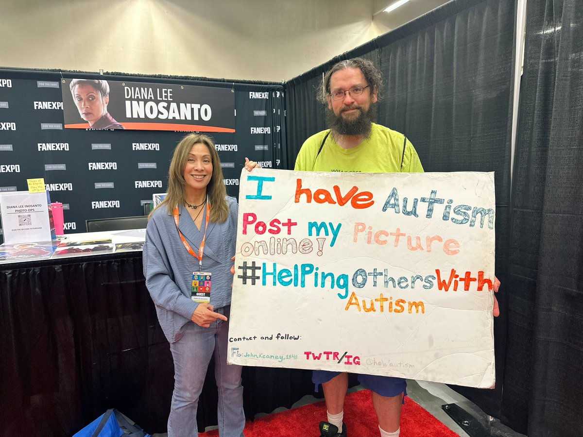 This #AutismAcceptanceMonth 🧩, I met at #FanExpoCleveland, John Kearney of #HelpingOthersWithAutism @HOWAutism As an #Autism mom, I see you are a #Force for good in our community. #thisistheway #autismawareness #starwars #MorganElsbeth #ahsoka #mandalorian #TalesOfTheEmpire