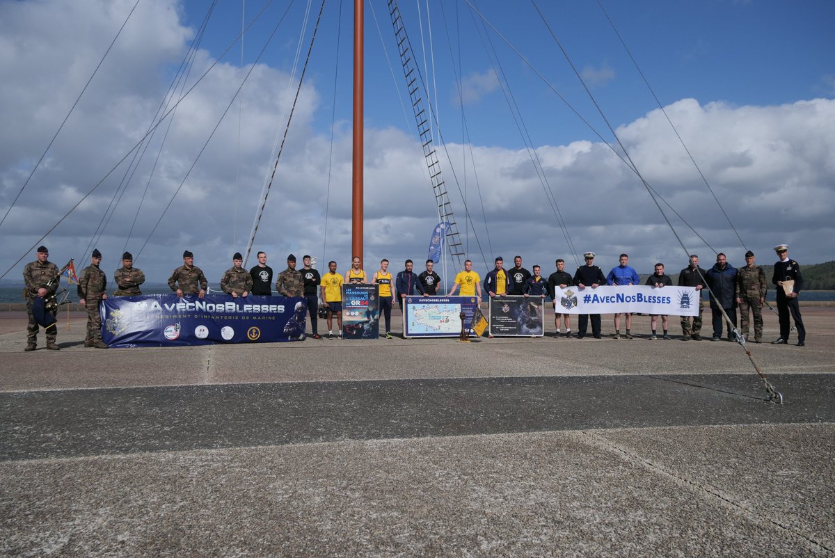 #AvecNosBlessés plus de 800km parcourus par les #marsouinsdevannes depuis le Mont Saint-Michel ! Ce matin, les marins de la base navale de Brest et de l'@Ecole_navale  les ont rejoints pour quelques kilomètres. @LaCABAT @armeedeterre @defense_ouest @9_BIMa_AdT @premar_ceclant