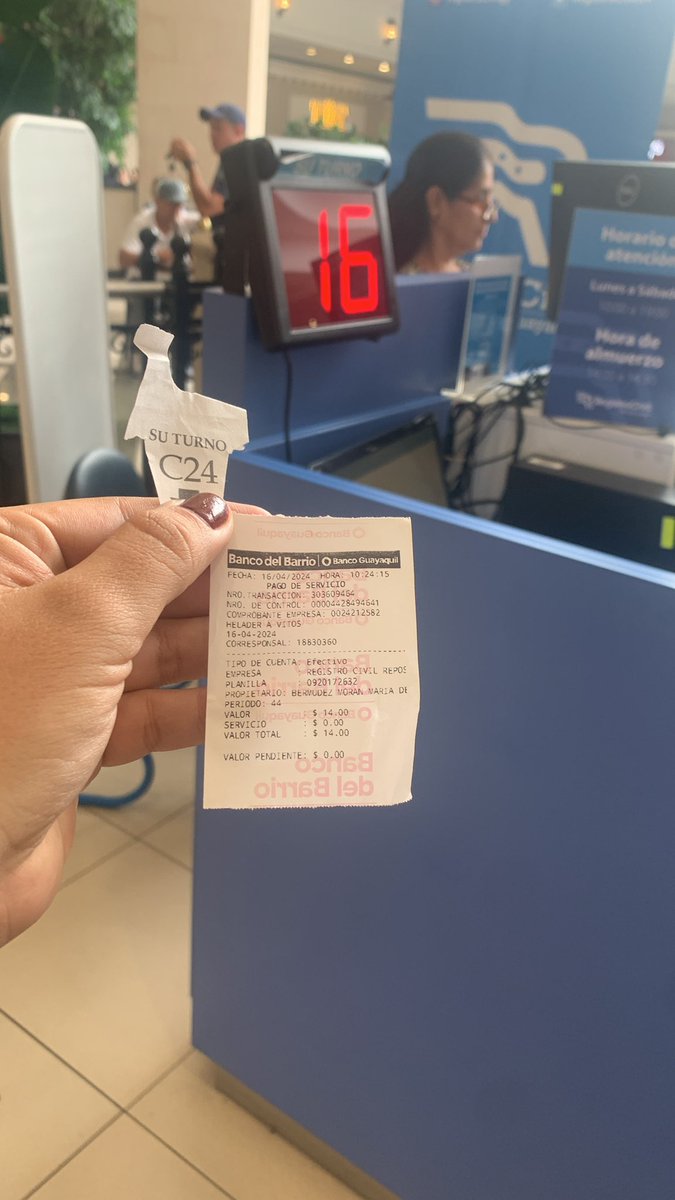 MalulaBermudez's tweet photo. @RegistroCivilGY en el village desde las 10 de la mañana esperando para sacar la cédula turno 24 y seguimos en el 15 hay 2 funcionarios trabajando y no se avanza se tardan más de 8 min por persona. Y eso que no cobran por que hay q hacer fila para también pagar en otro lado. https://t.co/xe6XW4TQhO