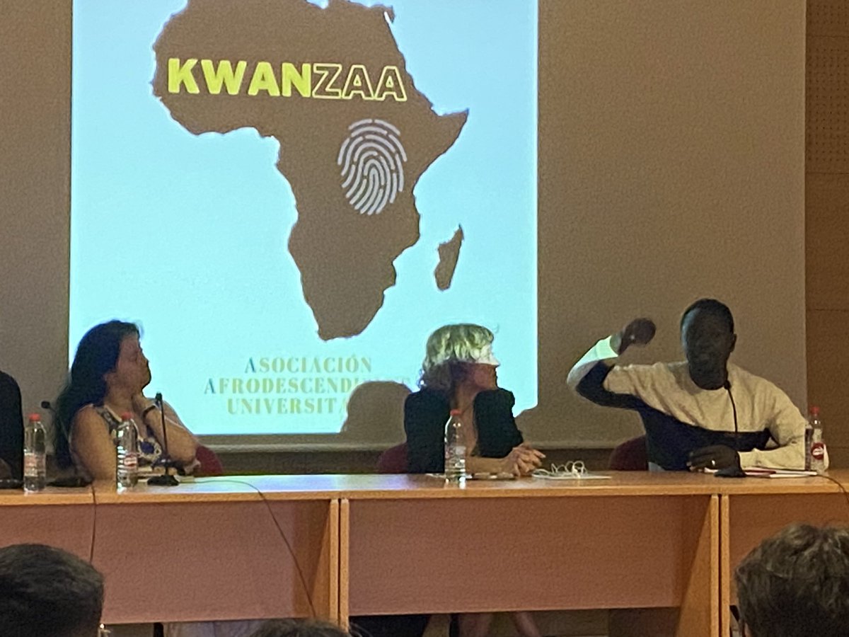 En las jornadas “CIE y Derechos Fundamentales de las Personas Migrantes” que <a href="/afroKwanzaa/">Kwanzaa Asociación Afrodescendiente Universitaria</a> organiza en la <a href="/ComplutenseDe/">Universidad complutense de madrid</a> 
<a href="/yorofansyorito/">YERRO</a> dice que fué “el primero en denunciar los CIE en <a href="/Europarl_ES/">Parlamento Europeo en España</a> y espera ser el último porque estos se cerraron”…

#EnMiCasaSI