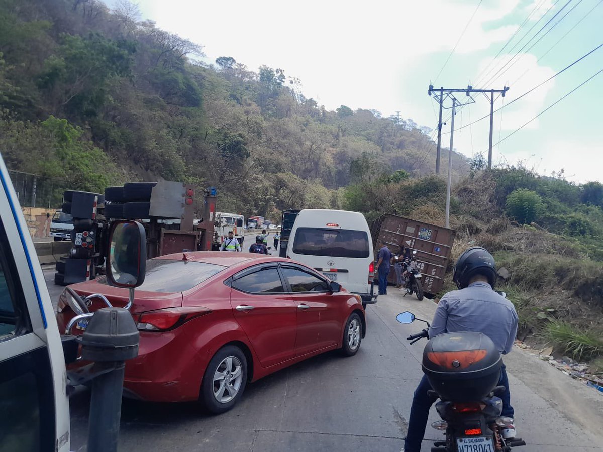 #TráficoSV | Un accidente de tránsito se ha registrado sobre la carretera Los Chorros, a la altura del lugar conocido como “La Pedrera”, sentido hacia #SantaTecla.