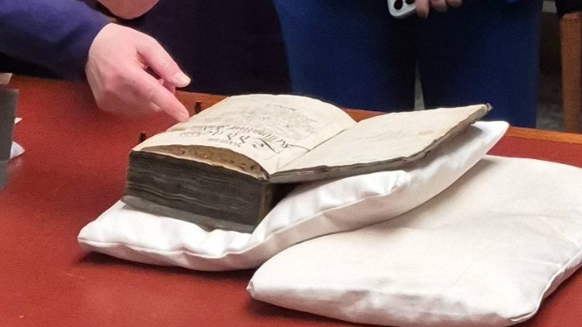 During a visit to Scotland, @PresidentISL, @elizajreid and Icelandic Minister for Culture @liljaalfreds visited @natlibscot to view some of the cultural items from Iceland held in its collection.