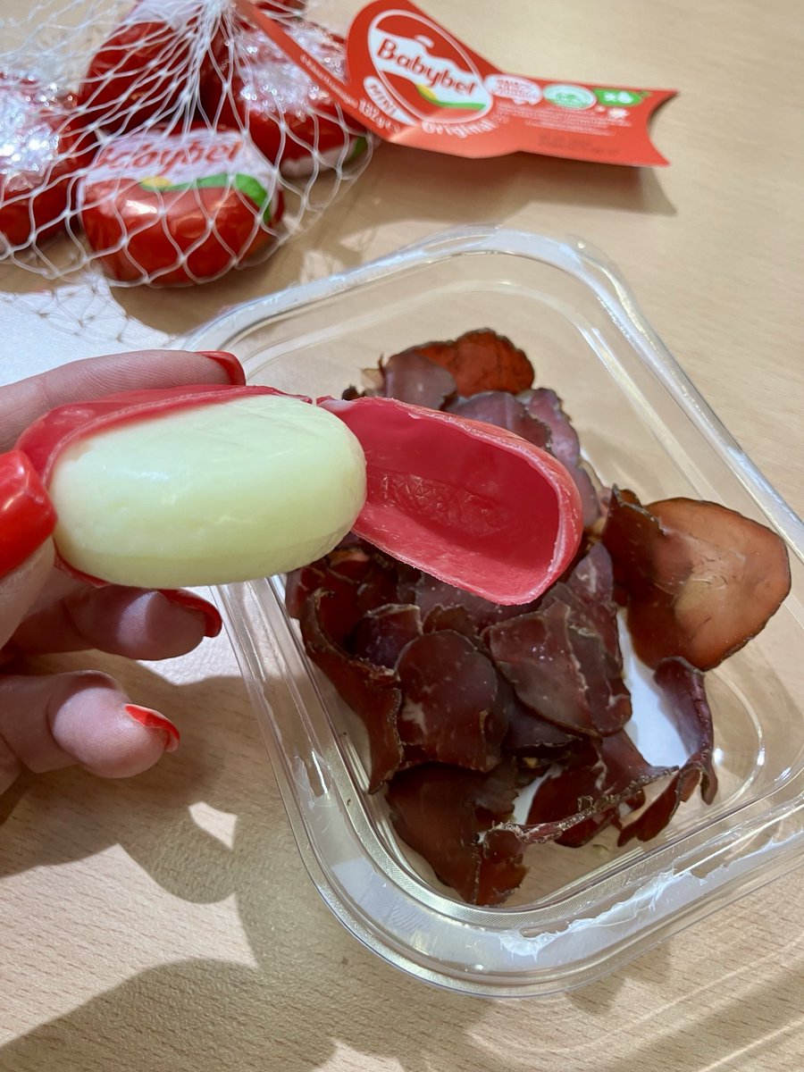 My lunch in a long Teams meeting, camera off…. 😅 ⁦@Babybel⁩ and dried #beef (viande séchée).