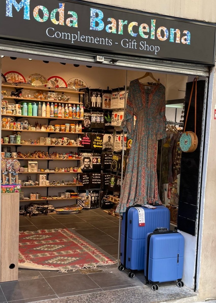 graciaonvas's tweet image. La indústria turística segueix intentant destrossar el barri

Segon intent d&apos;obrir botiga de souvenirs davant de la Casa Vicens

Ja vàrem denunciar un establiment de souvenirs l&apos;estiu passat: en aquest carrer estan prohibits 

#DecreixementTuristic 
El Turisme Mata els Barris