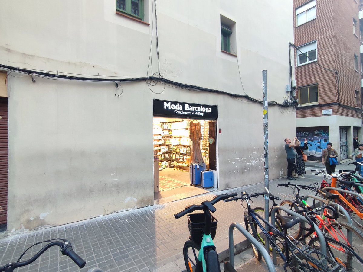 graciaonvas's tweet image. La indústria turística segueix intentant destrossar el barri

Segon intent d&apos;obrir botiga de souvenirs davant de la Casa Vicens

Ja vàrem denunciar un establiment de souvenirs l&apos;estiu passat: en aquest carrer estan prohibits 

#DecreixementTuristic 
El Turisme Mata els Barris