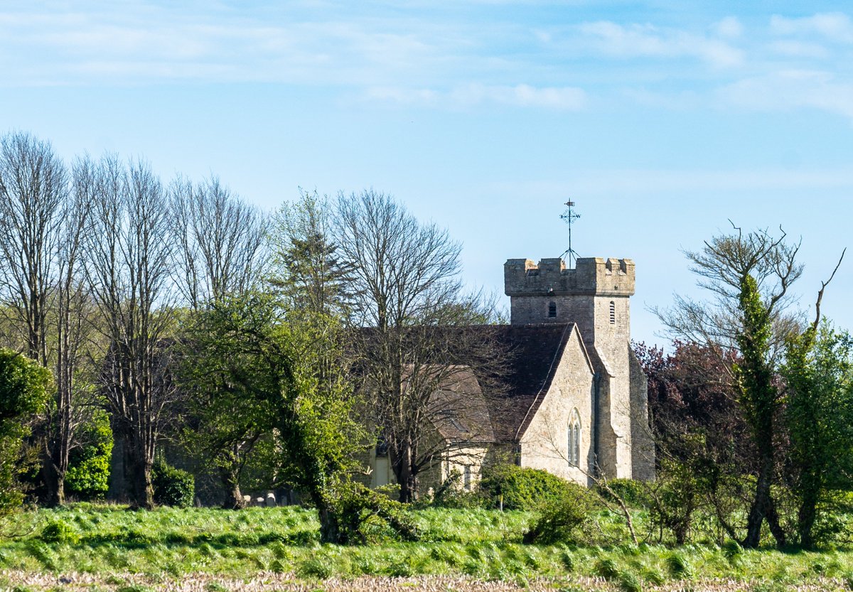 Little Pippa at Donnington West Sussex today, and views across to Chichester Cathedral (with stormy skies) and St. George's Church. @BBCSouthWeather @itvmeridian @BBCSussex @AlexisGreenTV @HollyJGreen @PhilippaDrewITV @ExpWestSussex @VisitSEEngland @greatsussexway @SussexLifeMag