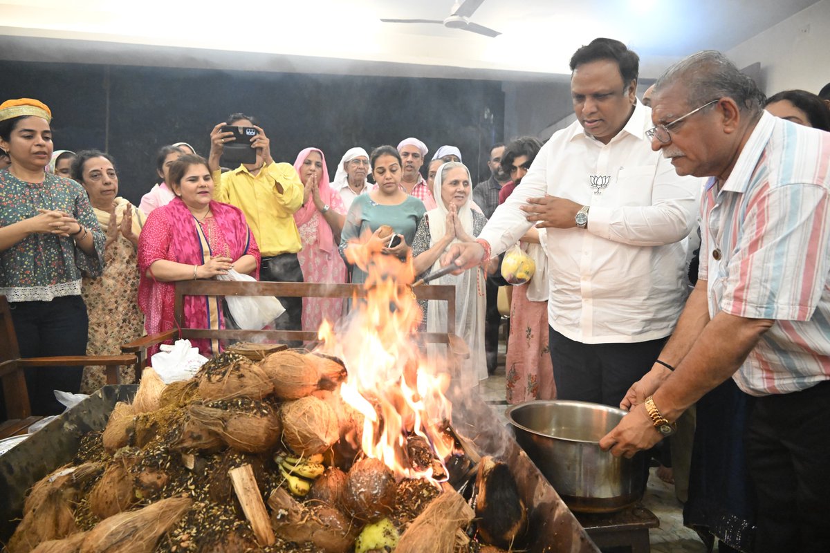 खटवारी दरबारतर्फे नवरात्रोत्सवानिमित्त हवन आयोजित केले गेले. याप्रसंगी भेट देऊन दर्शन घेतले. @MhatreViru