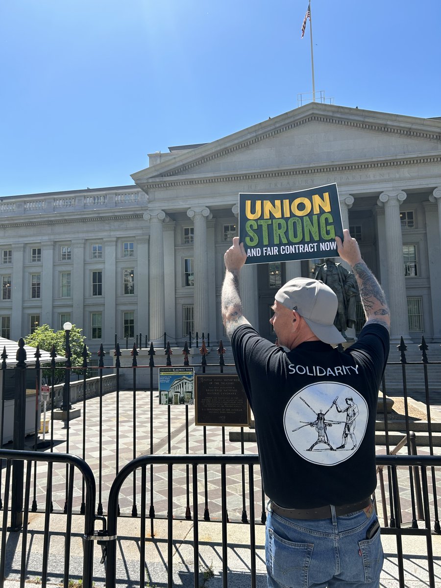 The workers who print America’s paper money have been bargaining a contract with @BEPgov for 6 YEARS. We stand in solidarity with those workers, @IFPTE and @DCLabor to say that the Washington Plate Printers Union deserves a fair contract NOW.