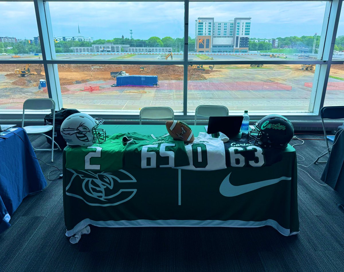 Great day promoting our kids at the @Titans/@TFCAFootball recruiting fair. #GoHornets 🟢⚪️ #Exit398