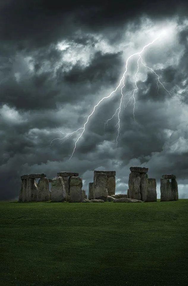 Thunderstorm at Stonehenge! ❤️🏴󠁧󠁢󠁥󠁮󠁧󠁿