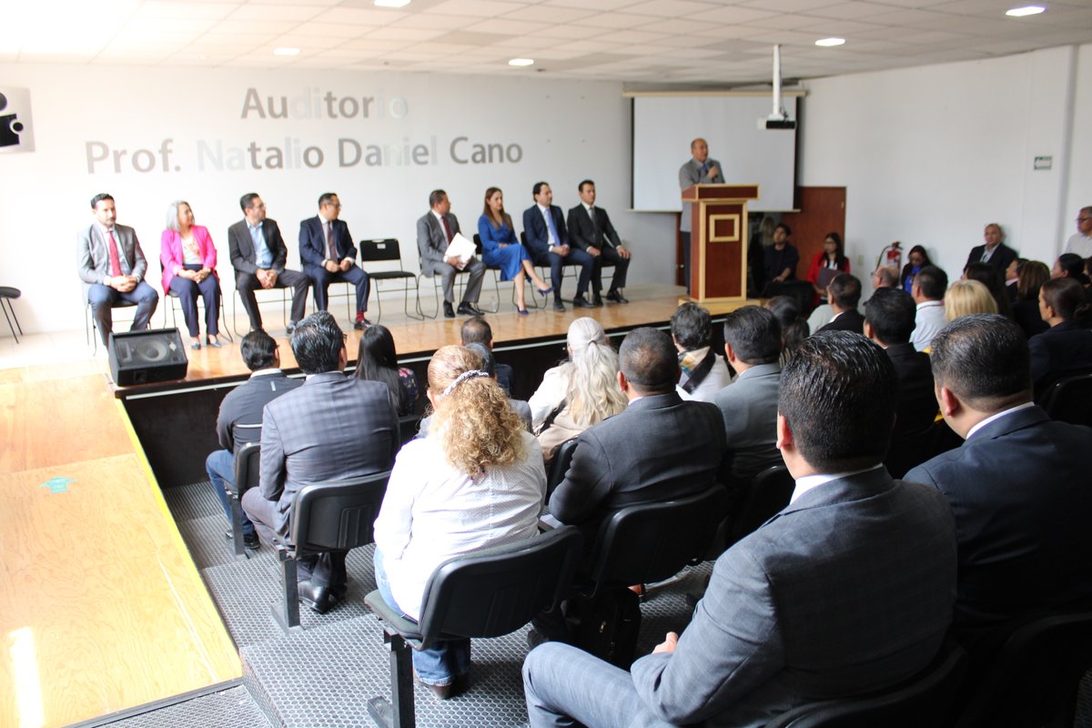 Se llevó a cabo un evento significativo para nuestro Colegio. Se entregó el nombramiento como Director General, al Mtro. Edmundo Ramirez , quien asumirá este importante cargo con su experiencia y compromiso con la educación.
<a href="/edmundo_rmz/">Edmundo Ramírez</a>