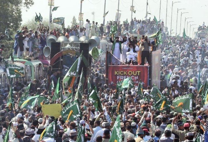 فیض آباد دھرنے نے غافل امت کو بیدار کر کے ختم نبوت ﷺ کا مسئلہ سمجھایا وہیں امت مسلمہ کو استقامت، قربانی، حق پر ڈٹ جانے اور ظالم کے خلاف جہاد کا علم بلند کرنے کی قدیم روایت کو پھر سے جگا دیا یوں یہ آج تک کافروں کو کھٹک رہا ہے #ResignBigotedCJ_FaezIsa #نوائےسحر