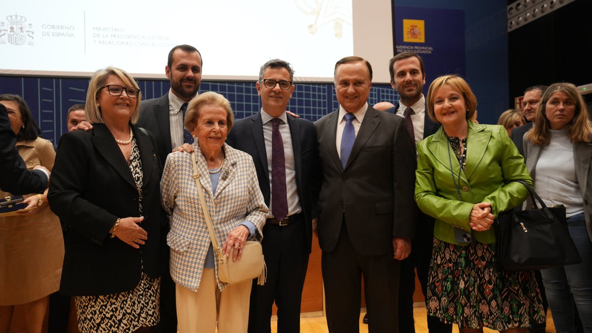 Hoy he tenido el privilegio de entregar en Valencia 32 condecoraciones de San Raimundo de Peñafort a personas que han destacado por sus trayectorias al servicio de la Justicia y de nuestro país. 👏Gracias por vuestra dedicación y compromiso para hacer una justicia mejor.