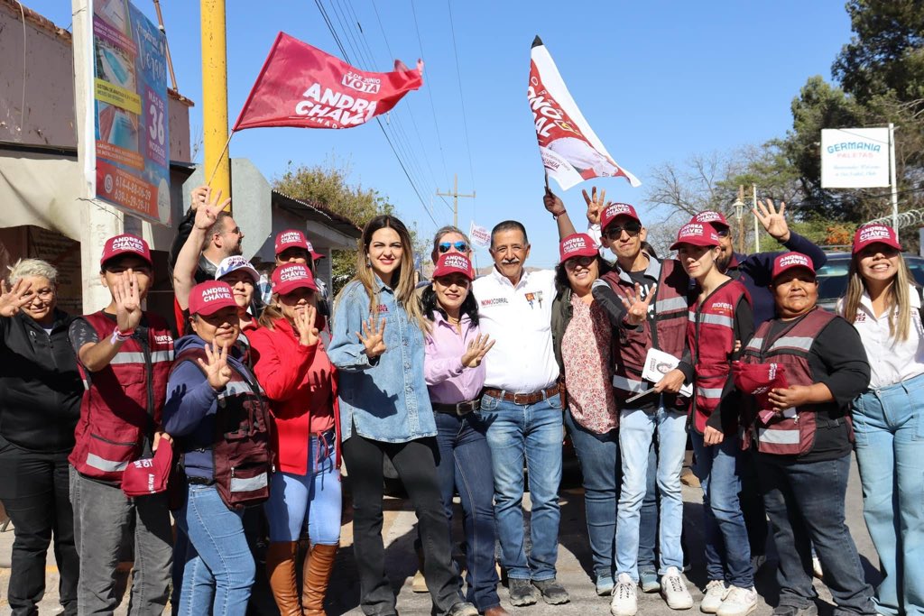 EstadoMX_'s tweet photo. Vía @AndreaChavezTre 

Hoy visitamos a nuestros compañeros y compañeras de Santa Isabel, con los que disfrutamos las mejores paletas del estado, mientras conversamos con sus vecinas y vecinos. 

Se respira mucho apoyo a la Cuarta Transformación: morena está más fuerte que nunca. https://t.co/0SofjgODnt