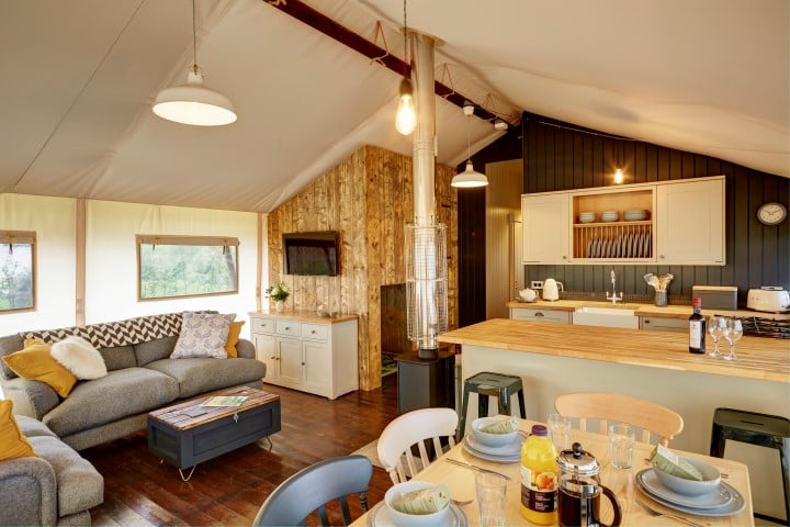 visit_bham's tweet photo. #WMTA24 Winner Spotlight๐๐
@Love2StayShrews won gold for the Camping, Glamping, Holiday Park of the Year Award 2024! ๐๏ธ
The 22-acre premium glamping and touring caravan park has hot tubs, playgrounds, pools, a beach, and much more.
Book your stay ๐ https://t.co/OGEdnkEe2k https://t.co/tzrvazosHh