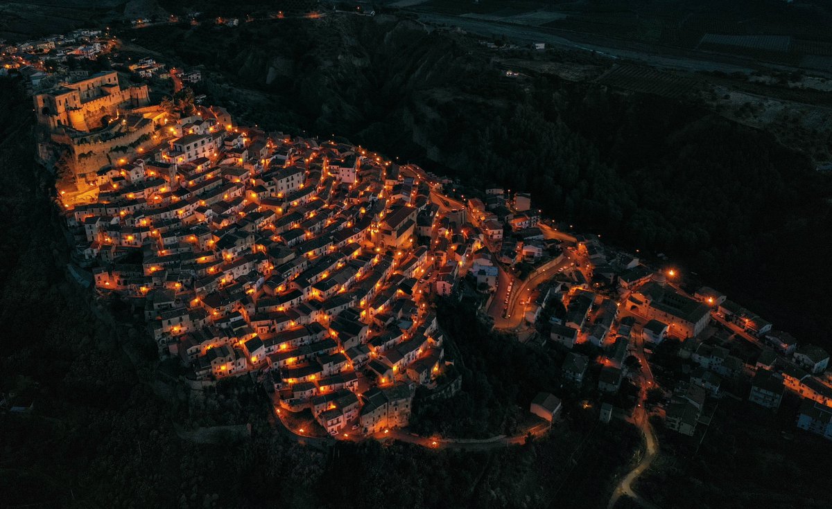 Un’apparente colata di lava incandescente è la magica cornice di eventi, storie e leggende. Un piccolo centro calabrese tra i @BorghiPiuBelli.

📸:
AveArt Gianluca Avena