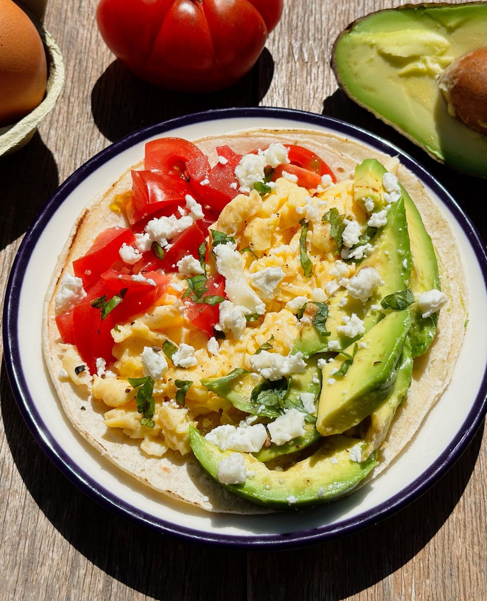Tacos de Huevos Revueltos con Tomate y Aguacate 🥑🍅 Un desayuno supernutritivo con el que afrontar el día o la cena perfecta para cuando llegues cansado a casa. 

Receta:
ekilu.com/es/receta/taco…