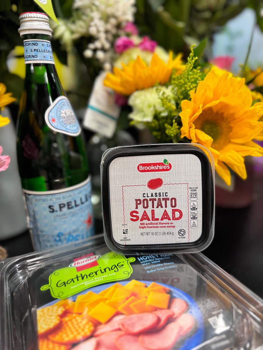 It's National Picnic Day, but who says you need a whole spread? 🧺  Spring Market has everything you need for a quick and delicious lunchtime picnic on the go!☀️