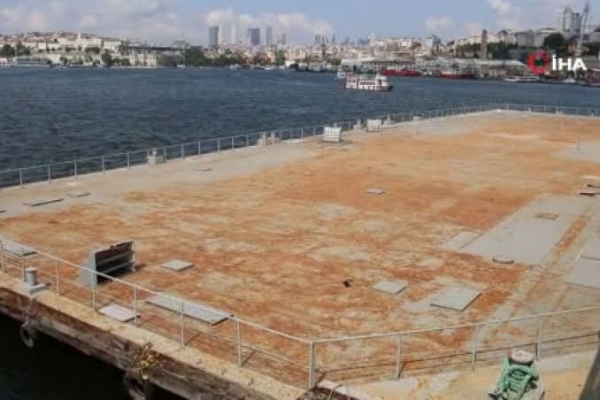 Eşiyle 1 defaya mahsus tenis oynamak için milyonlar harcayıp yüzen tenis kortu yaptıran, sonra hurdaya ayıran belediye başkanlarının, duşakabin eleştirisi yapabildiği bir ülkede yaşıyoruz 🤦🏻‍♂️