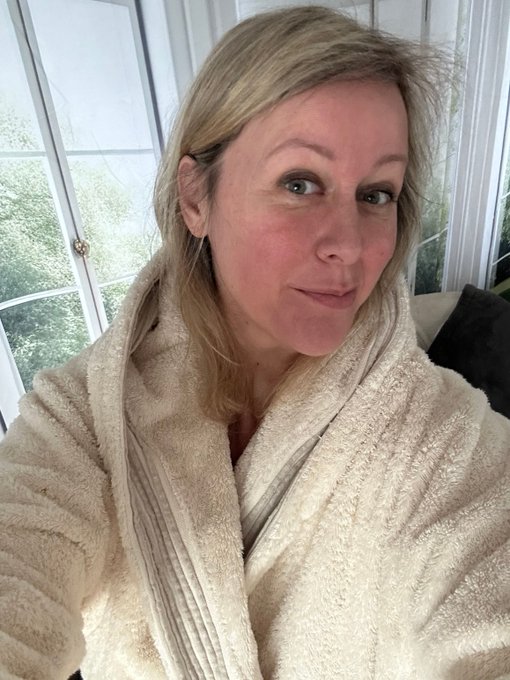 Es war ein weiterer gl&uuml;ckseliger Tag voller Komfort und Entspannung. 🛀✨ Die einfachen Freuden umarmen<a href="/tag/chillvibes"class="tags"><span>#chillvibes</span></a><a href="/tag/entspannung"class="tags"><span>#entspannung</span></a><a href="/tag/selbstf%C3%BCrsorge"class="tags"><span>#selbstf&uuml;rsorge</span></a>