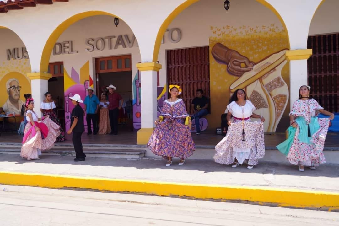 Con la alegría que nos caracteriza, a mis paisanos y amigos de la región cuenqueña, hoy nuestra candidata a la gubernatura de Veracruz, Rocío Nahle García, visita nuestro querido Otatitlán, la tierra de El Cristo Negro; tendremos gobernadora y presidenta de México, ¡la 4T va!