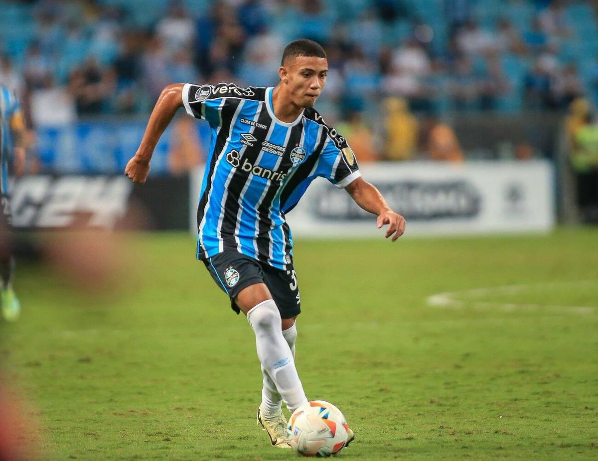 Un scout du club était à Porto Alegre récemment pour observer l'ailier gauche de Gremio, Gustavo Nunes. [@MailSport] #MUFC