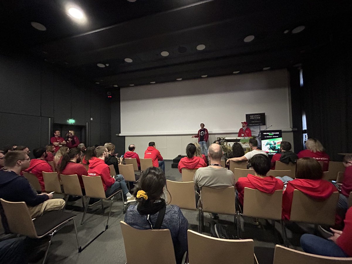 estelandry's tweet photo. @DevoxxFR ça commence pour certaines personnes #PolosRouges 

Jamais deux sans trois pour ma part ! 

Pour l’instant je ne suis pas encore fatiguée mais ça va bientôt changer 😅 

Vivement demain 🎉 https://t.co/KWuBpybQMZ