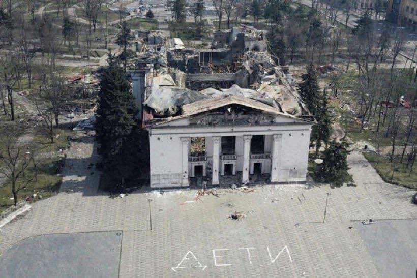 🤬 Rus uçakları drama tiyatrosunu içerisinde bulunan sivillere rağmen yerle bir etti ve yüzlerce insanı katletti.

🇺🇦 Mariupol, 16 Mart 2022.