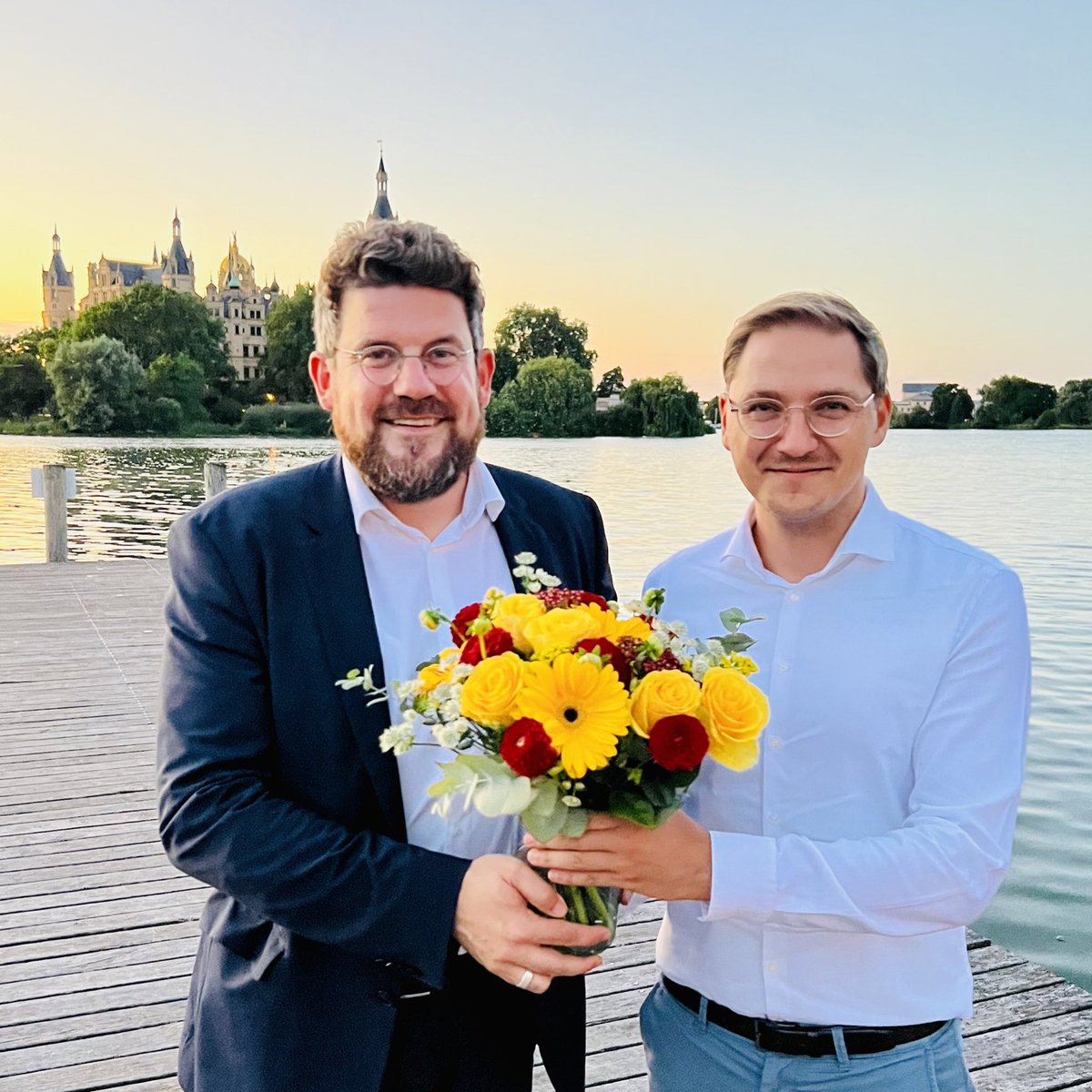 Von ganzem Herzen alles Gute zur starken Wiederwahl zum Fraktionsvorsitzenden, lieber @JulianBarlen ! 💐 Ein begnadeter Redner, ein verlässlicher Ackerer und ein kluger Stratege mit ganz viel Herz! Ich freue mich weiterhin auf die so enge Zusammenarbeit!