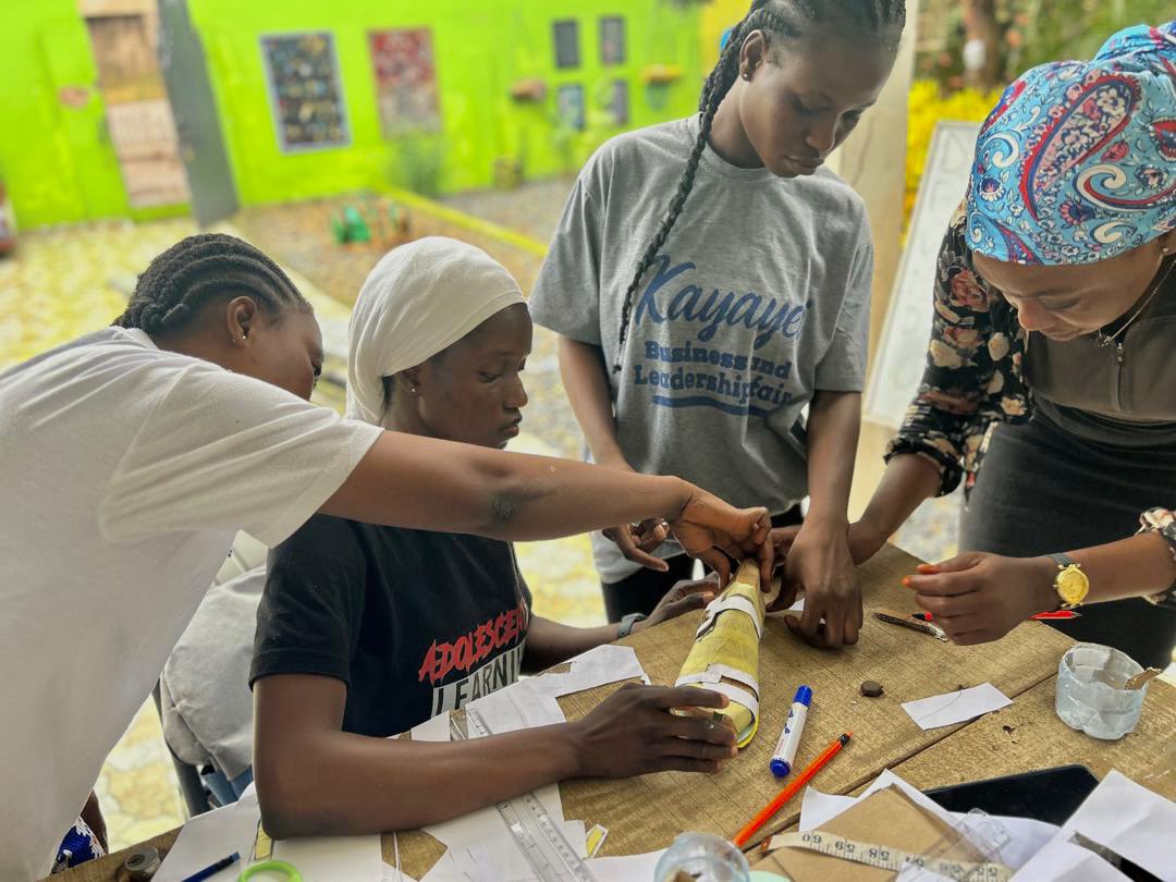 Mckingtorch Africa’s ECOFEM training 30 girls and young women in turning plastic waste raw materials into valuable products to create wealth. The girls are getting trained in 5 tested and commercialized business models @WorldUniService @UNFPAGhana