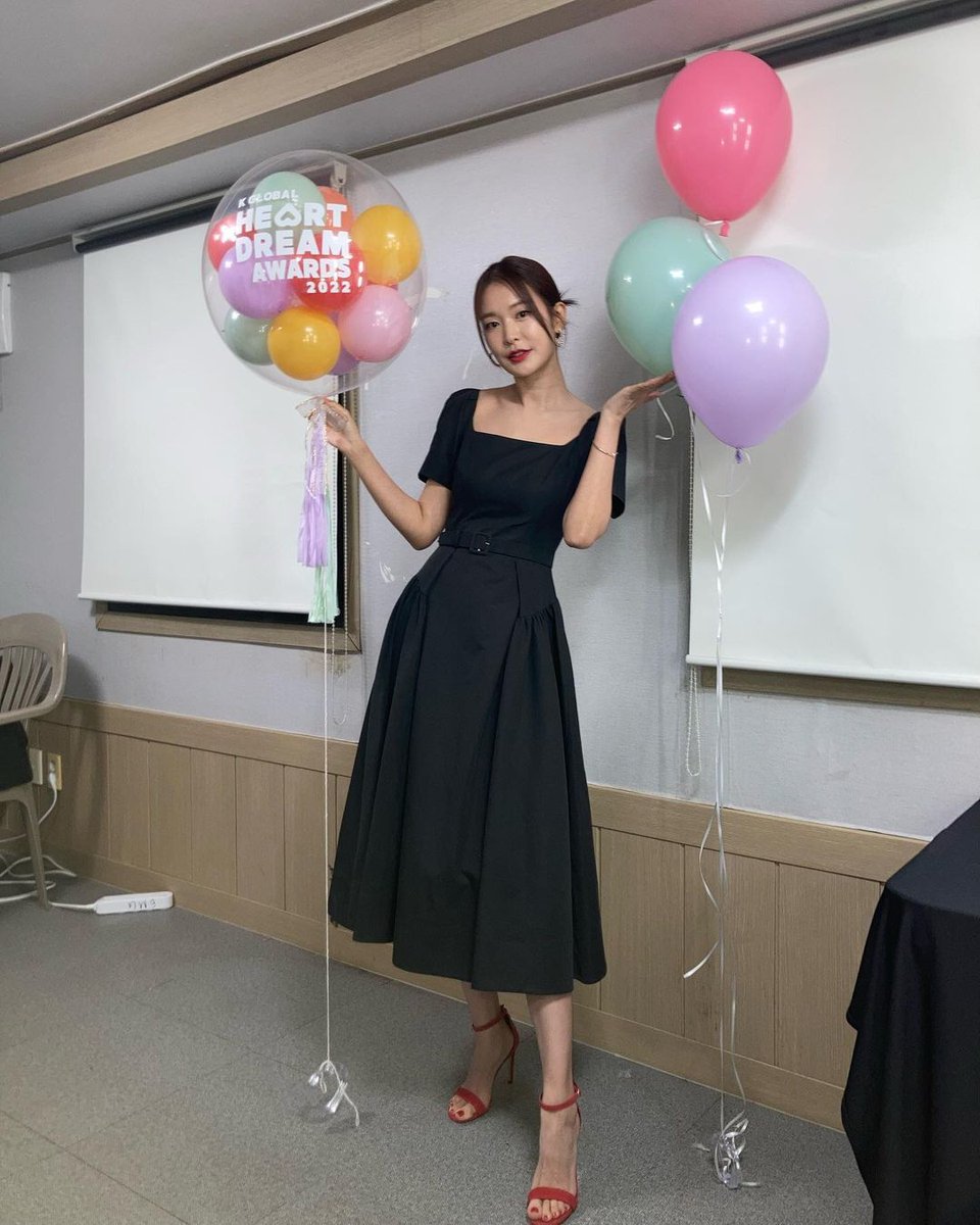 The Korean actress Eugene Jung🇰🇷🎈#eugenejung #koreangirl #asiangirl #cutegirl #blackdress #redheels #elegance #pastelcolors #balloons