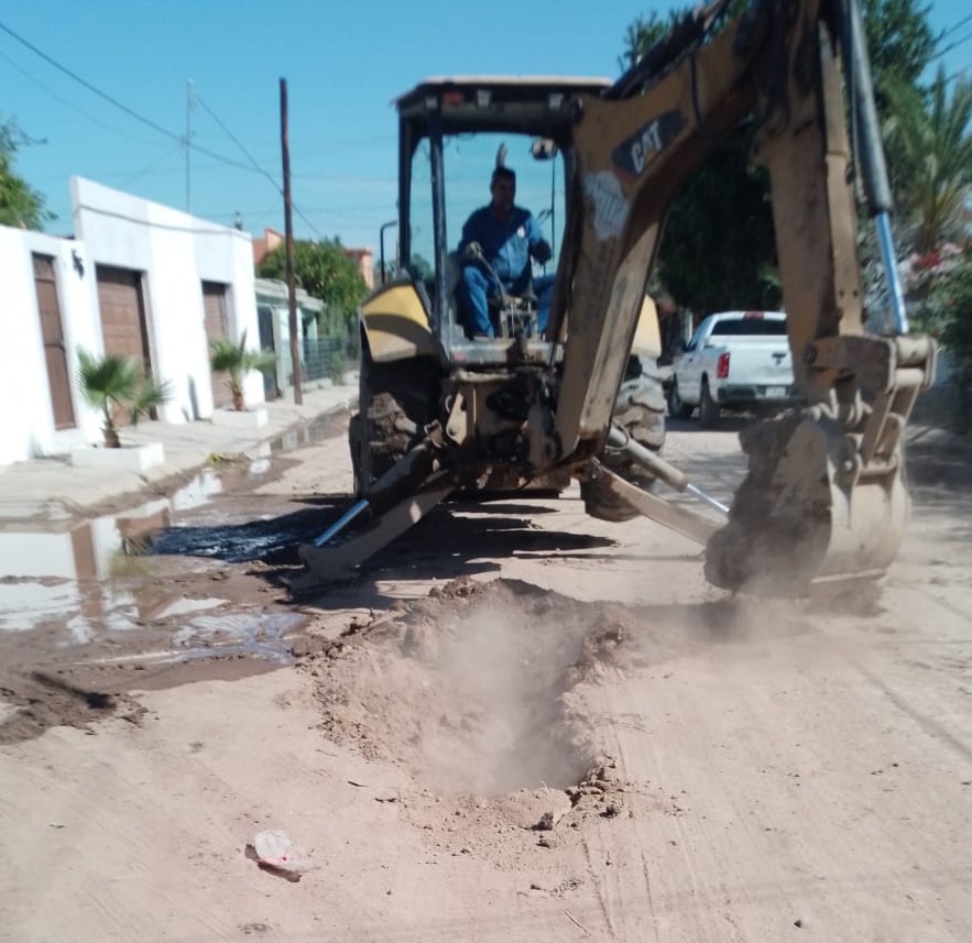 #AguaHInforma Esta mañana se registró una nueva fisura de tubería de 18” en calle Circuito Apache Oriente y Mimbreños. Colonias afectadas: Apache, Tirocapes, Camino del Seri, Las Minitas, Real de Minas, Senda Dorada, Palo Verde, Florenza, Emiliano Zapata. Tiempo estimado: 5 hrs.