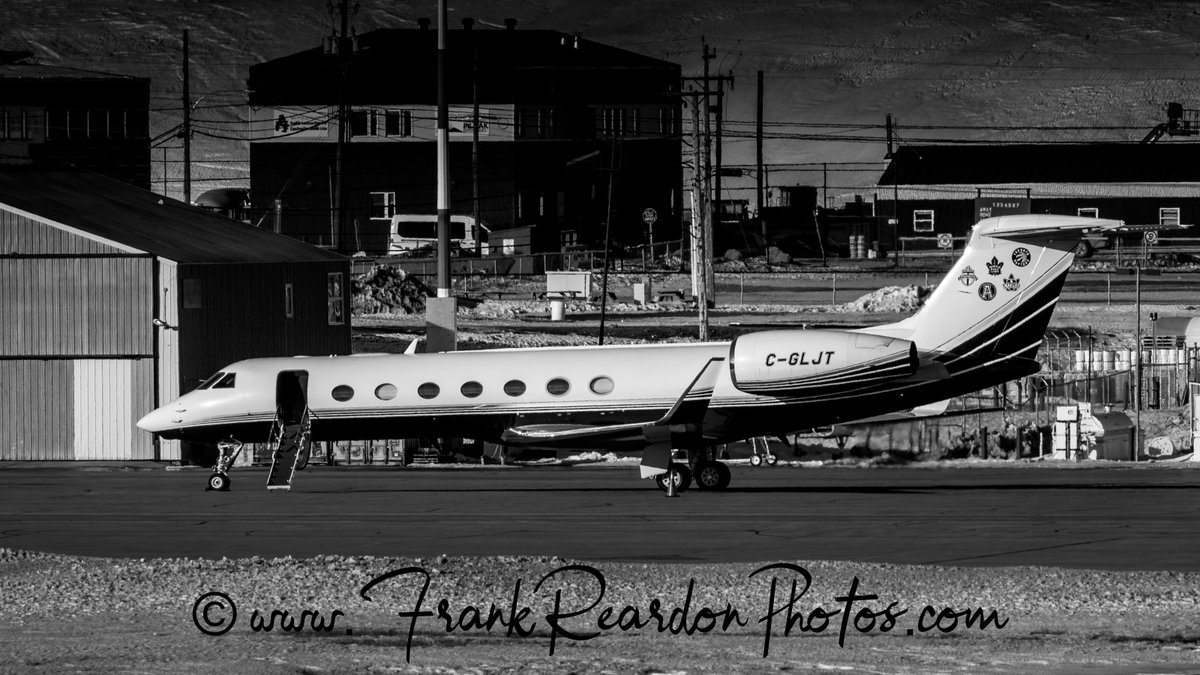 A beautiful Gulfstream #G550 with 5 of Toronto's professional franchise logos on the tail. Visiting #Iqaluit #Nunavut (APR.15.2024) is Canada Goose CEO 'Dani Reiss' & former #NHL professional hockey player 'Mark Messier' They spent the day here #CGLJT #YFBSpotters #Blackandwhite